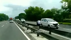 Selain masuk ke jalur tol dan melawan arus, pengendara motor ini juga tak mengenakan helm.