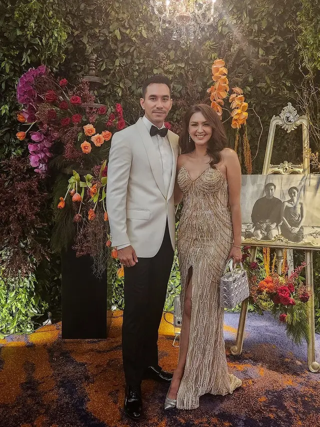 5 Ide Baju Couple untuk Kondangan ala Selebriti