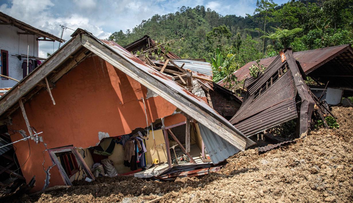 Upaya pencarian mengalami kendala akibat kondisi tanah yang labil dan cuaca buruk. Tampak dalam foto, tumah-rumah yang hancur terlihat di lokasi longsor Desa Situkung, Banjarnegara, Jawa Tengah, pada Selasa 18 November 2025. (DEVI RAHMAN/AFP)