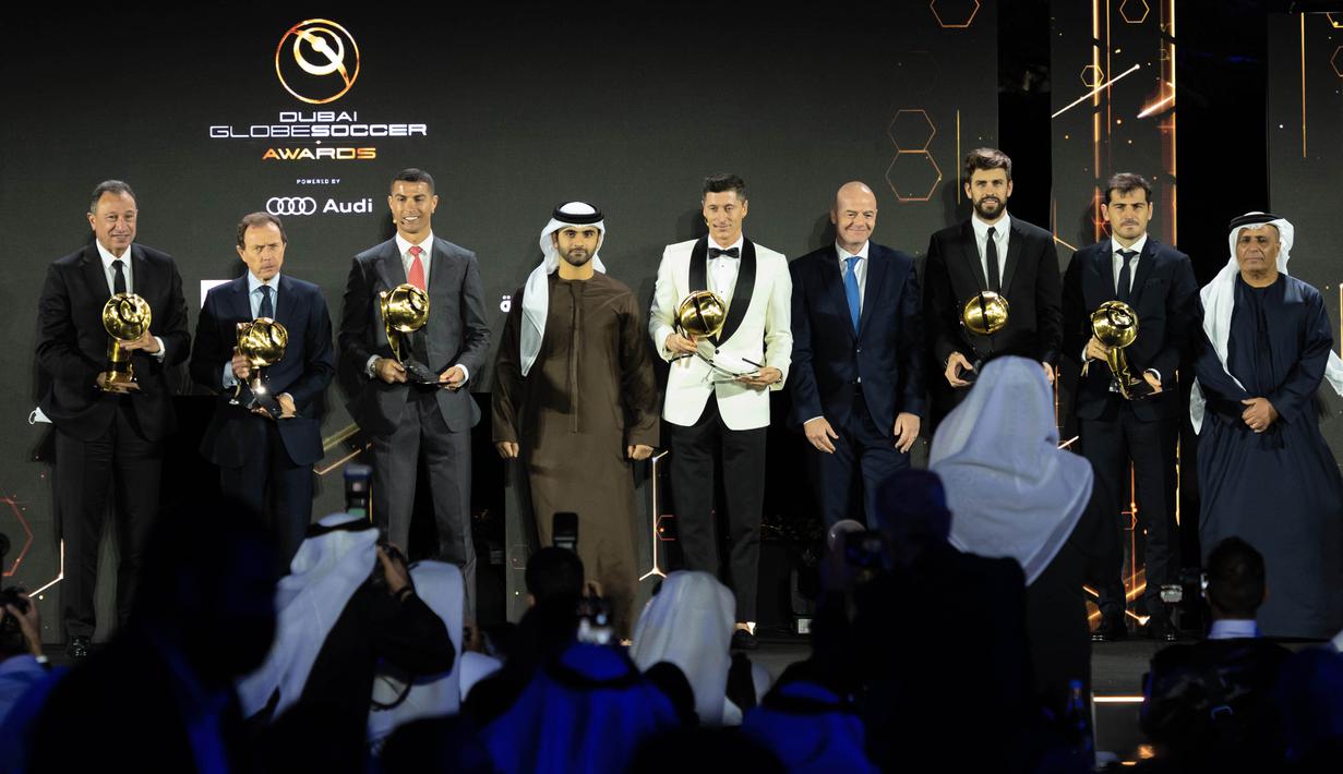 Striker Juventus, Cristiano Ronaldo, foto bersama para pemenang saat ajang Globe Soccer Award 2020 di Dubai, Minggu (27/12/2020). CR7 meraih penghargaan sebagai pemain terbaik abad ini setelah berhasil mengungguli Lionel Messi. (AFP/Elmer Magallanes)