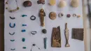 Sejumlah artefak yang ditemukan di sebuah makam kuno di kota Luxor, Mesir (9/9). Menurut Menteri Purbakala Mesir, mumi-mumi tersebut merupakan mumi pandai emas kerajaan dan keluarganya. (AFP Photo/Khaled Desouki)