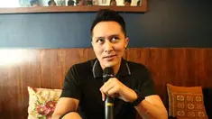 Walaupun lama berkecimpung di dunia sulap tanah air, suami dari Sara Wijayanto ini malah kebingungan saat ditanya tentang asal usul sulap.