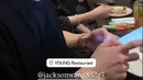 Afgan dan Jackson Wang duduk berdampingan. Member boyband GOT7 itu tampak sesekali tersenyum ke arah kamera. Suasana tampak santai dan penuh keakraban. Ekspresi wajah mereka menunjukkan betapa bahagianya dapat bertemu kembali setelah sekian lama. (Liputan6.com/IG/@afgan__)