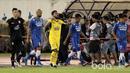 Zulham Zamrun menjadi kapten Mitra Kukar setelah Bayu Pradana absen karena cedera saat melawan Persib Bandung pada babak 8 besar Piala Presiden 2017 di Stadion Manahan, Solo, Sabtu (25/2/2017).  (Bola.com/Nicklas Hanoatubun)