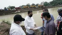 Gubernur DKI Jakarta Anies Baswedan mengecek pengerukan Setu Babakan. (Foto: Istimewa).