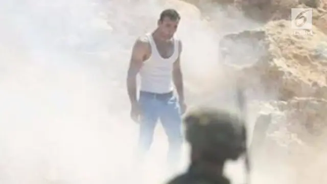 Beredar foto seorang pejuang Palestina yang tak bergeming saat dilempari gas air mata.