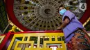 Seorang anak terlihat berada di Masjid Babah Alun Desari, Cilandak, Jakarta Selatan, Jumat (23/4/2021). Masjid yang bersebelahan dengan gerbang tol Cilandak Barat ini menjadi daya tarik bagi warga yang melintas sekaligus wisata religi, di Bulan Suci Ramadan sekarang ini. (Liputan6.com/JohanTallo)