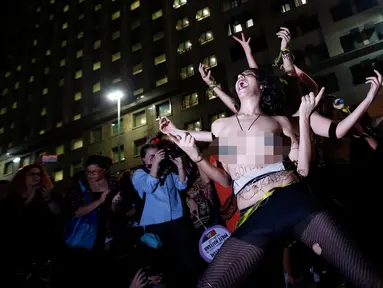 Sejumlah seniman wanita nekat bertelanjang dada saat menggelar demonstrasi di pusat kota Rio de Janeiro, Brasil, Rabu (1/6). Aksi dilakukan sebagai bentuk protes mereka terhadap maraknya kasus pemerkosaan dan kekerasan seksual. (REUTERS/Ricardo Moraes)