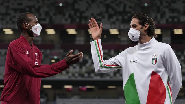 FOTO: Atlet Lompat Tinggi Qatar dan Italia Sepakat Berbagi Emas Olimpiade