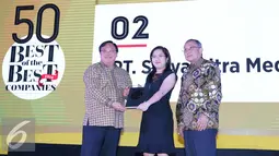 Director PT Surya Citra Media Tbk (SCM) Rusmiyati Djajaseputra (tengah) berpose saat mendapatkan penghargaan 50 perusahan terbaik Forbes Indonesia Best Of The Best Award di Jakarta, Kamis (20/10). (Liputan6.com/Angga Yuniar)