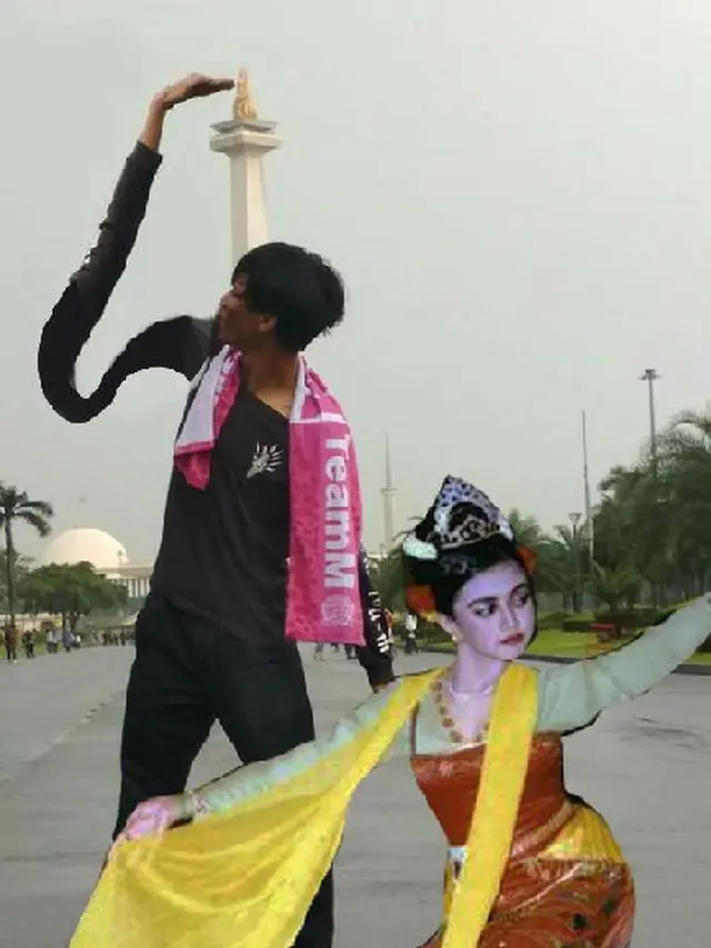 Minta Edit Foto Supaya Sentuh Monas, Hasilnya Justru Bikin Kita Ngakak Geli