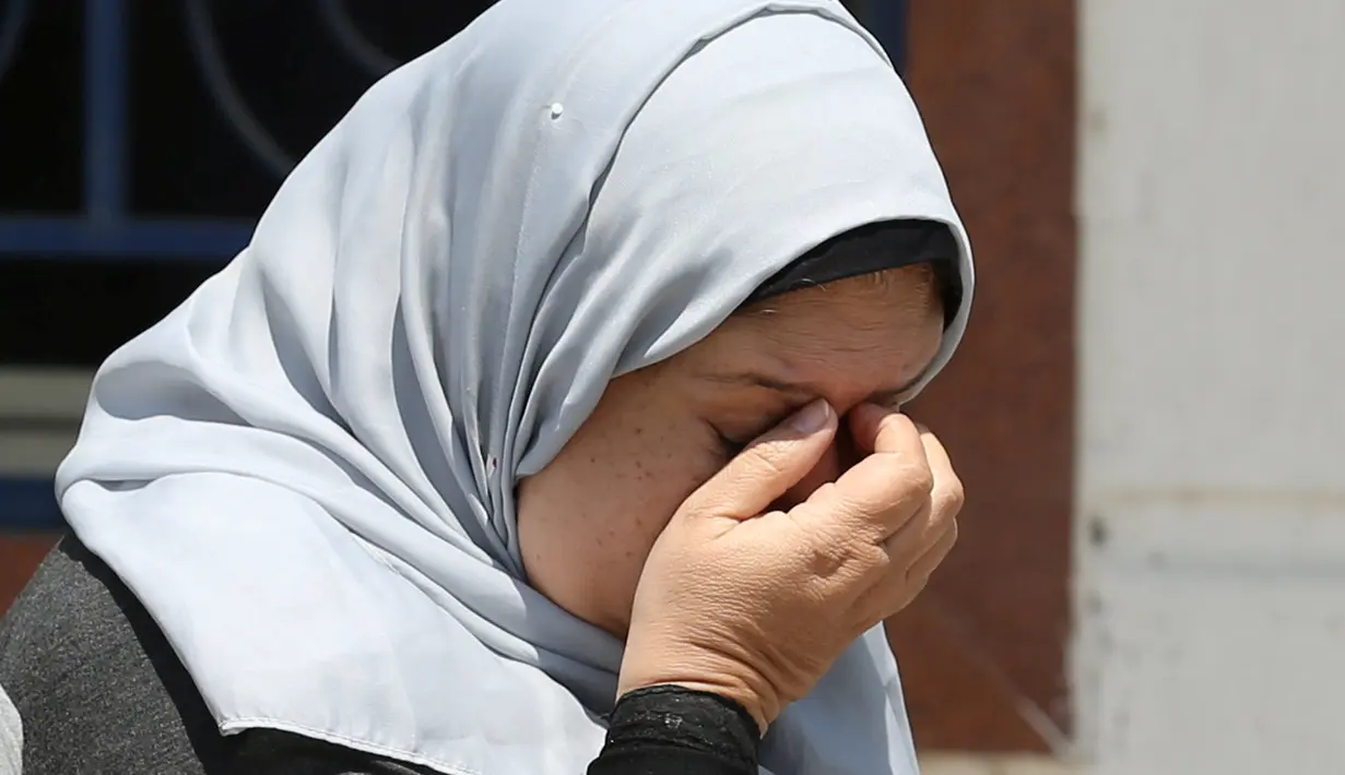 Kesedihan seorang kerabat penumpang pesawat EgyptAir usai meninggalkan ruang informasi Bandara Kairo, (19/5). Pesawat EgyptAir yang membawa 59 penumpang & 10 kru menghilang dari radar dalam perjalanan dari Paris ke Kairo. (REUTERS/Mohamed Abd El Ghany)