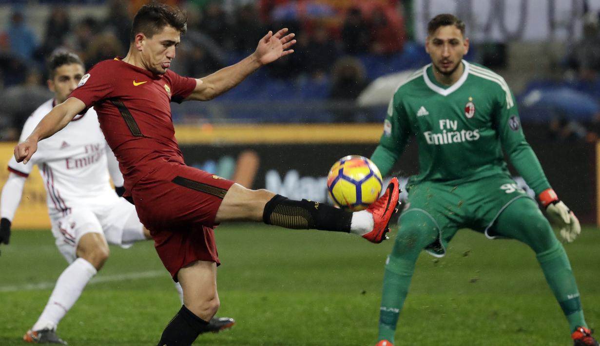 Pemain AS Roma, Cengiz Under melepaskan tembakan ke gawang AC Milan pada lanjutan Serie A di Rome Olympic stadium, (25/2/2018). AC Milan menang 2-0. (AP/Alessandra Tarantino)