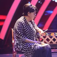 "Harus 700 tahun buat hapal, hahaha. Dulu sih pernah nyanyi lagu Noah yang Ada Àpa Denganmu, itu bisa. Sekarang susah. Tapi buat menyambut Noah, Eyang akan berusaha. Tapi kalau ada salah-salah mohon dimaafkan ya," ucapnya disela-sela latihan.