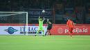 <p>Pemain Bhayangkara FC, Crislan mencetak gol ke gawang Persija Jakarta yang dikawal kiper Andritany Ardhiyasa pada laga pekan ketiga BRI Liga 1 2023/2024 di Stadion Patriot Candrabhaga, Bekasi, Minggu (16/7/2023). (Bola.com/M Iqbal Ichsan)</p>