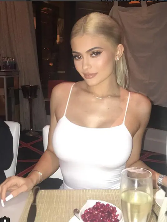 Di unggahan lainnya, Kylie mengucapkan selamat ulang tahun pada Tyga dengan sebuah foto yang dihiasi dengan filter snapchat lucu. Foto tersebut bertuliskan “Happy Birthday” dan sticker yang menyerupai dirinya dan Tyga. (Instagram/Kyliejenner)