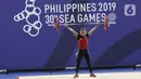 Lifter putri Indonesia, Lisa Setiawati melakukan angkatan pada SEA Games 2019 cabang angkat besi nomor 45 kg di Stadion Rizal Memorial, Manila, Minggu (1/12/2019). Dirinya meraih perak dengan total angkatan 169 kg. (Bola.com/M Iqbal Ichsan)