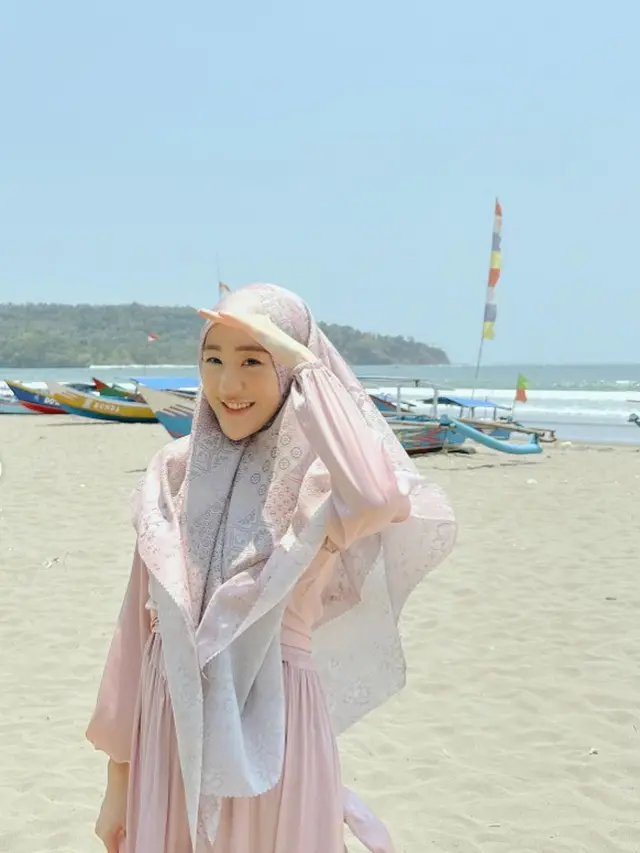 Potret Larissa Chou di pantai tersenyum senang (Instagram/@larissachou)