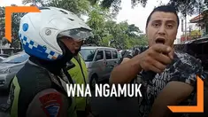 Akibat tak terima dirazia karena tak memakai helm saat berkendara di jalan raya, seorang WNA Mesir malah mengamuk pada petugas.