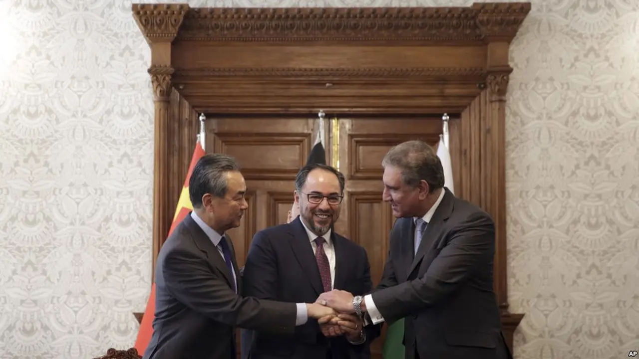 (kiri ke kanan) Menteri Luar Negeri China Wang Yi, Menteri Luar Negeri Afghanistan Salahuddin Rabbani, dan Menteri Luar Negeri Pakistan Shah Mehmood Qureshi (AP PHOTO)