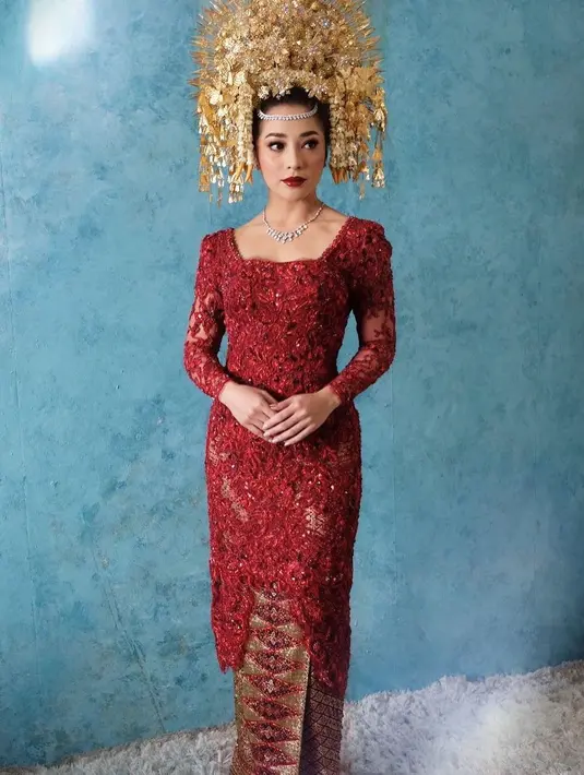 Saat akad nikah, Nikita Willy memilih kebaya berwarna merah, dipadukan dengan wastra senada sebagai rok. [Foto: Instagram/myrnamyura]