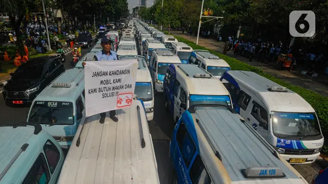 Ratusan Sopir JakLingko Demo di Balai Kota Jakarta