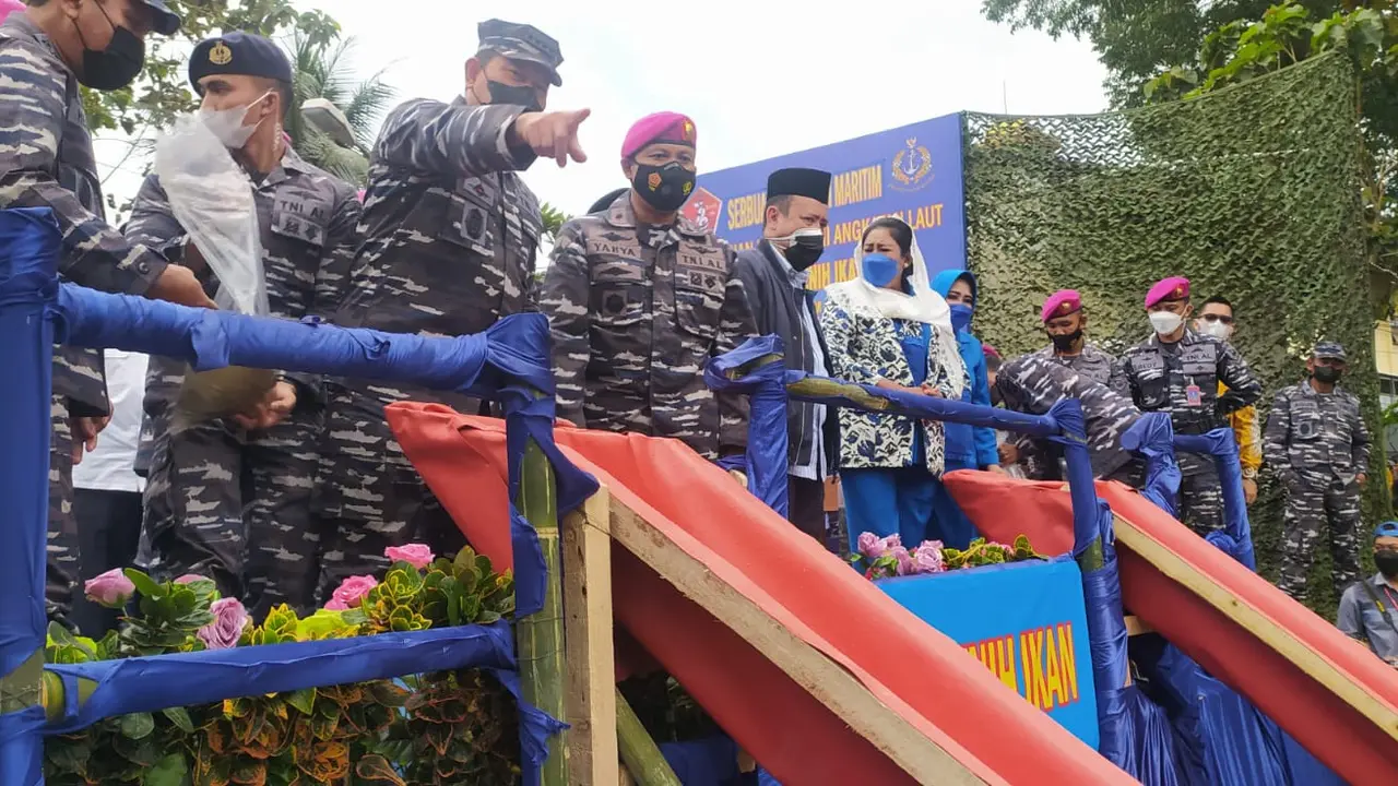 Kepala Staf Angkatan Laut Laksamana Yudo Margono tengah menunjukan kondisi sungai Citanduy yang telah berubah drastis setelah bersih-bersih bersama antara TNI-AL dan santri Suryalaya, Tasikmalaya.