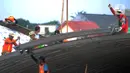 Pekerja memasang baja konstruksi saat pembangunan Flyover Gaplek di Jalan Martadinata,  Pamulang, Tangerang Selatan, Minggu (1/3/2020). Pembangunan Flyover Gaplek ditargetkan selesai pada tahun ini. (merdeka.com/Arie Basuki)