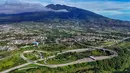 Foto udara memperlihatkan ruas Jalan Tol Bogor-Ciawi-Sukabumi (Bocimi) dengan latar belakang Gunung Salak di Cibadak, Kabupaten Sukabumi, Jawa Barat, Jumat (31/10/2025). Pembangunan jalan tol Bogor–Ciawi–Sukabumi (Bocimi) terus dikembangkan, dan kini memasuki seksi 3 yang menghubungkan Cibadak–Sukabumi Barat sepanjang 13,7 kilometer. (merdeka.com/Arie Basuki)