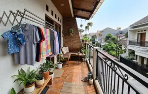 10 Desain Teras Rumah Kecil dengan Tempat Jemuran yang Tidak Tempias Saat Hujan