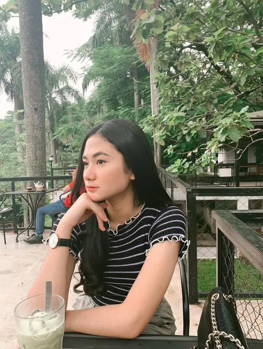 Kaus crop top garis-garis hitam putih dipadukan dengan celana jeans atau baggy pants memang cocok. Tampil simpel dengan polesan makeup natural dan rambut digerai, Zahwa Aqilah banjir pujian. Jam tangan warna hitam yang dikenakannya membuat penampilannya jadi makin menarik. (Liputan6.com/IG/@zahwaqilah)