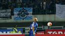 Sergio van Dijk saat mengumpan bola dengan dada pada laga Torabika SC 2016 di Stadion GBLA, Bandung, Sabtu (2/7/2016). Persib menang 3-2. (Bola.com/Nicklas Hanoatubun)