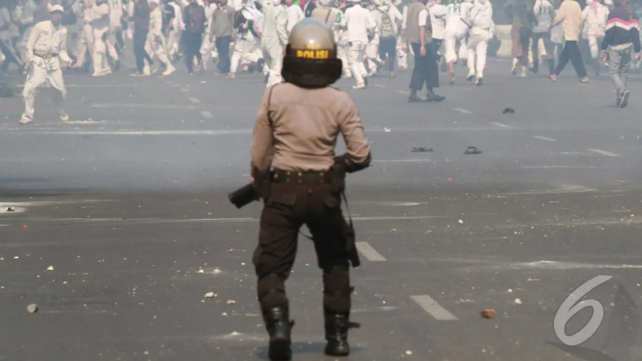 FPI Mengamuk, Polisi Dihujani Batu