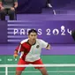 Pemain ganda putra Indonesia, Muhammad Rian Ardianto (kanan) melepaskan smes saat menghadapi wakil Prancis, Lucas Corvee/Ronan Labar pada laga Grup C Olimpiade Paris 2024 di Porte De La Chapelle Arena, Paris, Senin (29/7/2024). Fajar Alfian/Muhammad Rian Ardianto menang dua gim langsung 21-13, 21-10. (Dok. NOC Indonesia/Naif Muhammad Al'as)