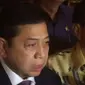 Setya Novanto dan Akbar Tandjung usai bertemu mantan Presiden BJ Habibie, Senin (24/7/2017). (Liputan6.com/Ika Defianti)