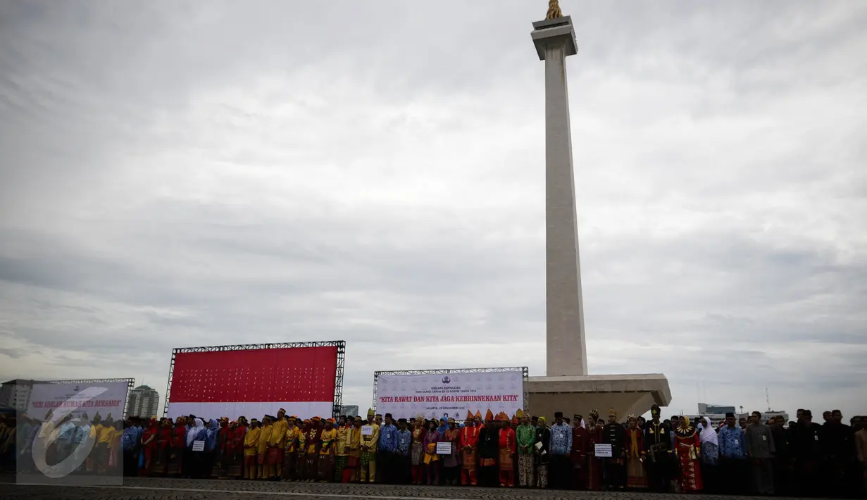 Para peserta upacara mengenakan pakaian adat berbagai daerah pada peringatan HUT ke-45 Korps Pegawai Republik Indonesia (Korpri) di Silang Monas, Jakarta, Selasa (29/11). Presiden Jokowi bertindak menjadi Inspektur Upacara. (Liputan6.com/Faizal Fanani)
