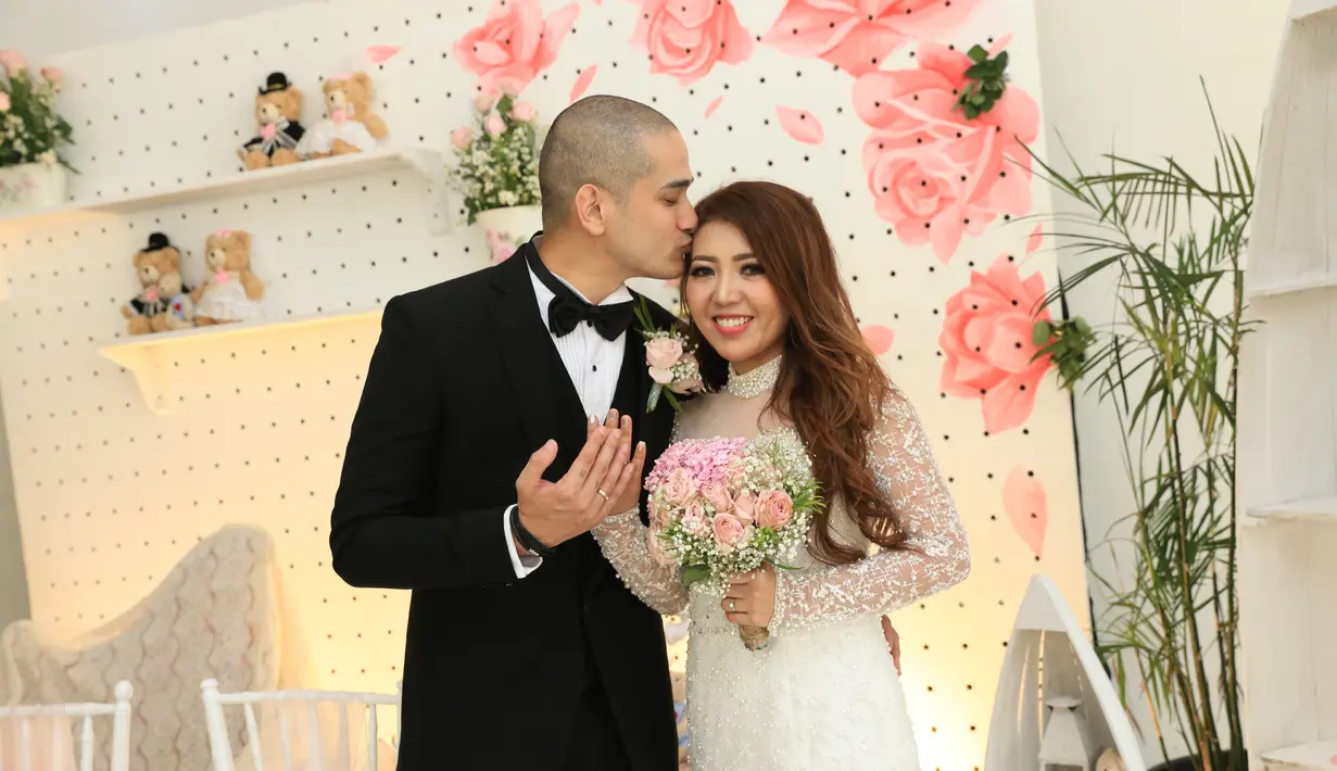 Dan sekarang, Okan Kornelius sudah resmi mempersunting May Lee sebagai istrinya. Dan artinya juga, Okan telah resmi melepas statusnya sebagai seorang duda. Selamat berbahagia Okan dan Lee. (Nurwahyunan/Bintang.com)