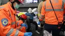 Sejumlah petugas medis mengevakuasi korban kebakaran di Stasiun Tsim Sha Tsui, Hong Kong (10/2). Akibat insiden ini, Stasiun Tsim Sha Tsui ditutup untuk sementara dan terdapat gangguan layanan di Jalur Tsuen Wan. (Handout / Apple Daily / AFP)