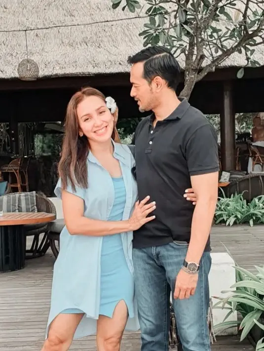 <p>Sudah 14 tahun berumah tangga, Oka dan Rara dikenal selalu romantis dan support. Rara juga tampak menemani sang suami ketika promo film terbarunya. [Foto: Instagram.com/rara.wiritanaya]</p>