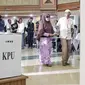 Petugas menuntun penyandang disabilitas saat akan melakukan pencoblosan dalam simulasi Pemilu di Jakarta, Kamis (14/2). Simulasi ini diikuti oleh ratusan penyandang disabilitas. (Liputan6.com/Faizal Fanani)