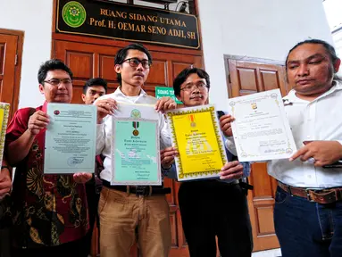 Tim kuasa hukum Novel Baswedan menunjukan piagam penghargaan yang dimiliki novel di PN Jakarta Selatan, Jumat (29/5/2015). Novel yang tidak hadir rencananya akan menyerahkan Piagam Penghargaannya selama bertugas di kepolisian. (Liputan6.com/Yoppy Renato)