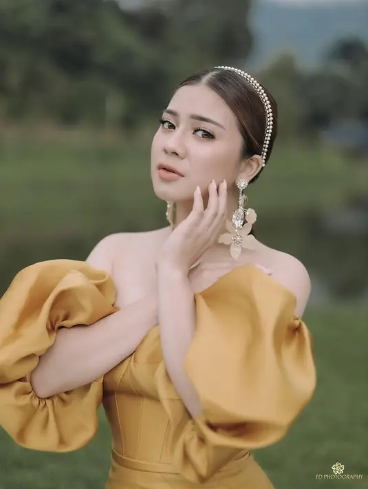 Menyetujui keinginan sang istri, Hito pun menyebutkan jumlah anak yang diinginkan. "Tiga (anak). Satu kembar satu bebas," pungkas Caesar Hito. (Instagram/felicyangelista_)