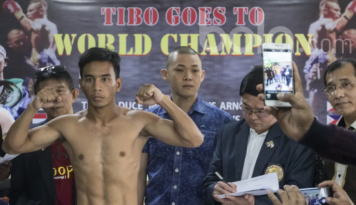 Petinju Filipina, Arnold Garde, timbang badan jelang laga memperebutkan gelar melawan petinju Indonesia juara WBC Internasional kelas terbang junior, Tibo Monabesa, di GOR Cendrawasih, Jakarta, Jumat (19/5/2017). (Bola.com/Vitalis Yogi Trisna)