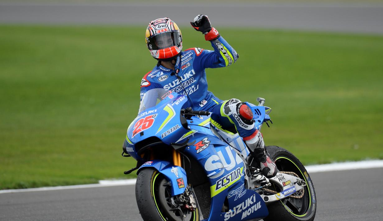Ekspresi pebalap Suzuki, Maverick Vinales, setelah finis pertama dalam MotoGP Inggris yang digelar di Sirkuit Silverstone, Inggris, Minggu (4/9/2016). (AFP/Oli Scarff)