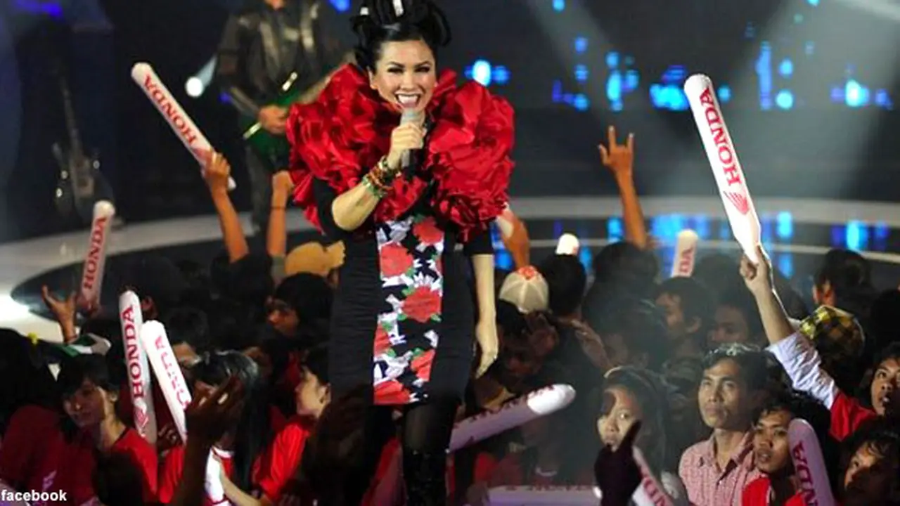 titi-dj-facebook-130227b.jpg