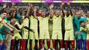 Sejumlah pesepak bola legendaris foto bersama staf FIFA pada laga hiburan jelang semi final Piala Dunia di Stadion Al Thumama, Senin (12/12/2022). (AFP/Karim Jaafar)