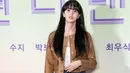 Sementara itu, Kim So Hyun mengenakan crop jaket kulit warna coklat dengan aksen beberapa kantong di bagian depan dan kancing emas. Atasan dari Celine tersebut seharga Rp94 jutaan. [Celine]