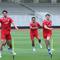 Pemain Timnas Indonesia, Elkan Baggott (kedua kiri) saat mengikuti sesi latihan perdana di Lapangan Stadion Madya, Kompleks Gelora Bung Karno, Senayan, Jakarta, Selasa (24/3/2026). Menjelang FIFA Series 2026, Timnas Indonesia mulai menggelar sesi latihan perdana. (Bola.com/M Iqbal Ichsan)