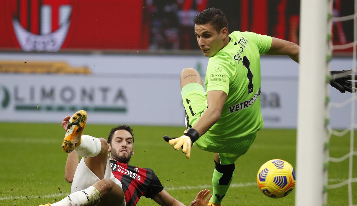 Gelandang AC Milan, Hakan Calhanoglu, membuat gol ke gawang Hellas Verona, yang akhirnya dianulir dalam lanjutan Liga Italia Serie A pekan ke-7 di Stadion San Siro, Milan, Senin (9/11/2020). AC Milan bermain imbang 2-2 dengan Hellas Verona.(AP Photo/Antonio Calanni).