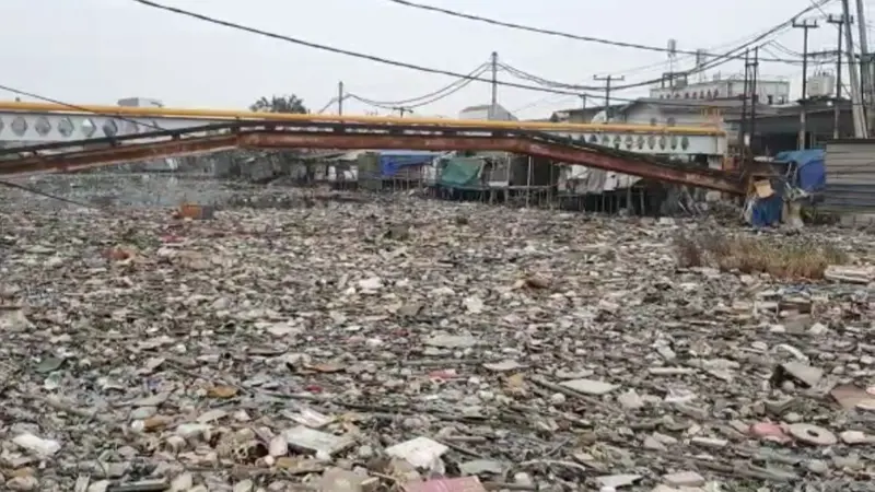 Sampah di Kali Perancis, Kelurahan Dadap, Kabupaten Tangerang, menumpuk.